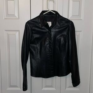 Vakko Sport 100% leather women’s medium jacket.